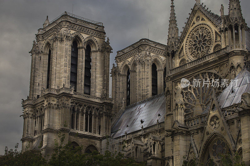 巴黎圣母院大火前的侧景——法国巴黎