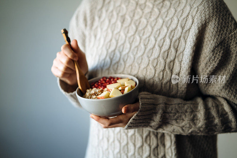 女性早餐吃麦片