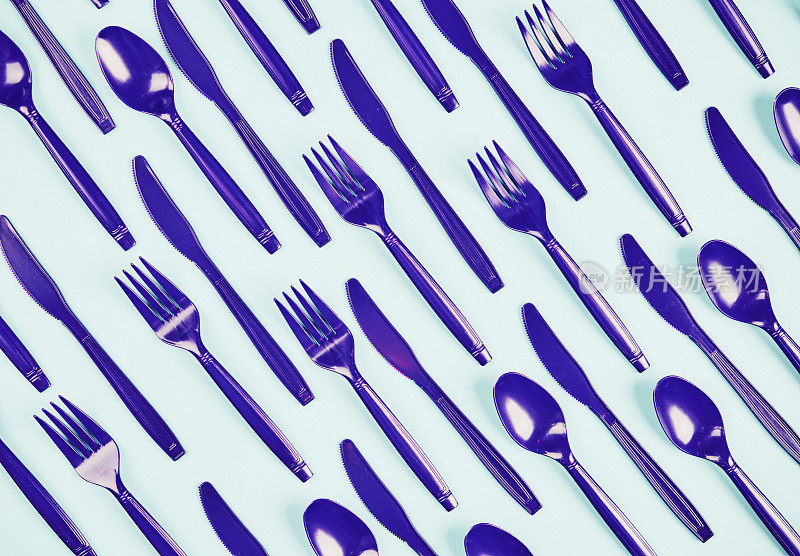 背景与紫色的叉，刀和勺子