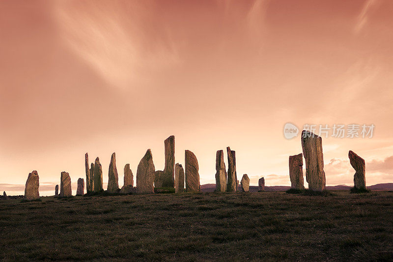 苏格兰卡拉尼什立石上美丽的粉红色杏黄色天空