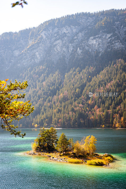 德国Garmisch-Partenkirchen美丽的Eibsee湖