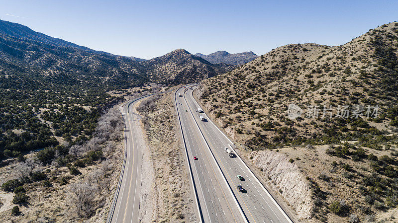 历史上的66号公路和现代的40号公路在Tijeras附近，在锡博拉国家森林覆盖的山脉之间，距离新墨西哥州阿尔伯克基不远。全景俯瞰图。