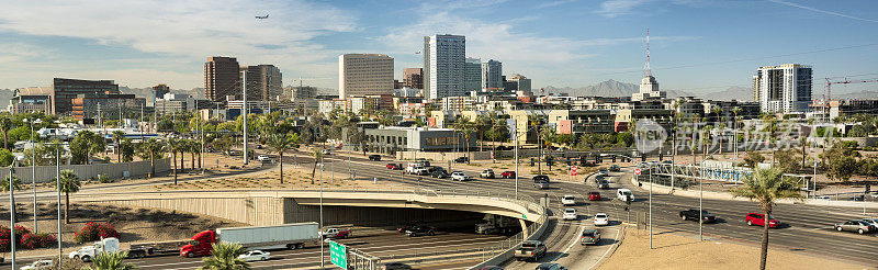 全景汽车和交通进入市中心的亚利桑那州凤凰城美国