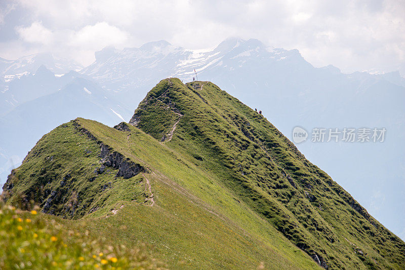 沿山谷和湖泊的山脊观看