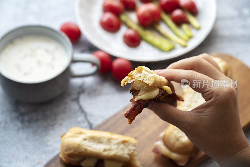 自制三明治，烤芦笋和麦片牛奶