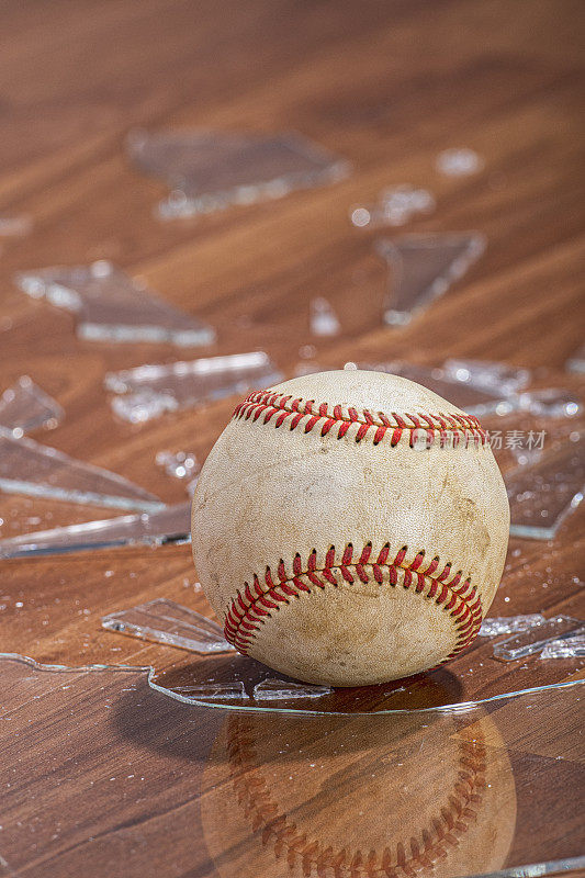 从地板上的窗户里扔出一个有碎玻璃的棒球
