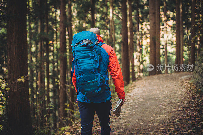 一名男子在日本森林里徒步旅行