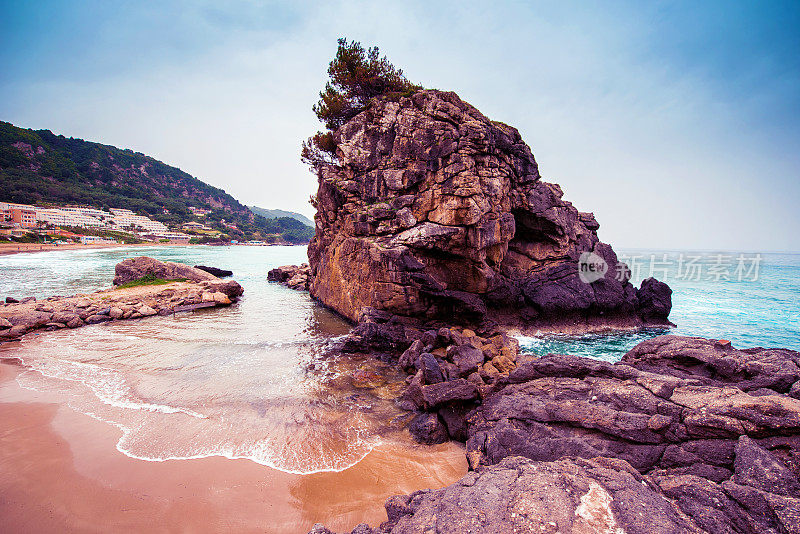 希腊科孚岛爱奥尼亚海珀雷卡斯海滩上的悬崖峭壁。神奇的地方。受欢迎的旅游atraction。戏剧性的一幕。