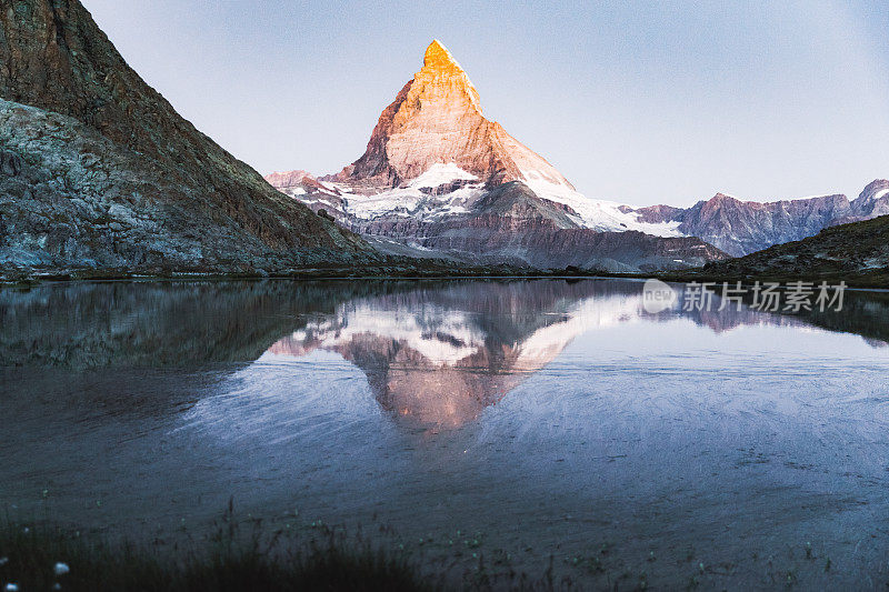 明媚的夏日日出在美丽的山湖和马特洪峰在瑞士阿尔卑斯山