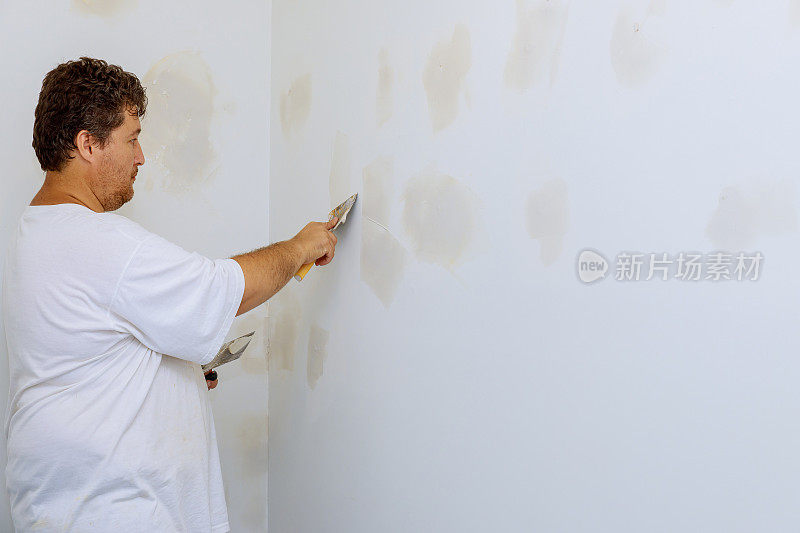 用抹刀对准墙壁，用油灰和抹刀工作