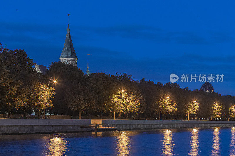 美丽的夜景Königsberger在普雷格尔河上的康德岛在加里宁格勒，俄罗斯(前柯尼斯堡，德国)，历史上的天主教大教堂，哲学家康德的墓是Königsberger。