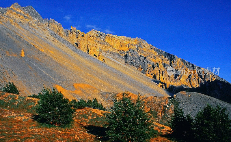 法国阿尔卑斯山，普罗旺斯的阿尔卑斯山脉在戏剧性的光拍摄的电影