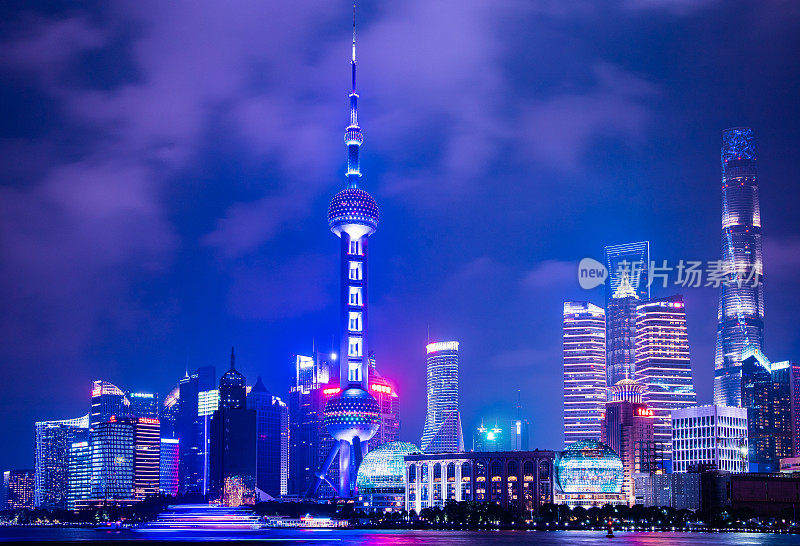 2019年9月8日，上海天际线景观河，上海十大景点。上海，中国城市的天际线在江边。