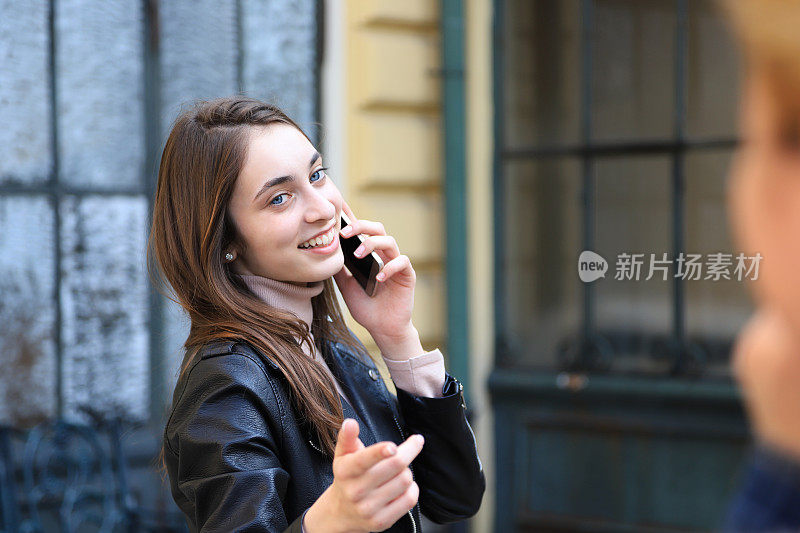 一个年轻女人在打电话