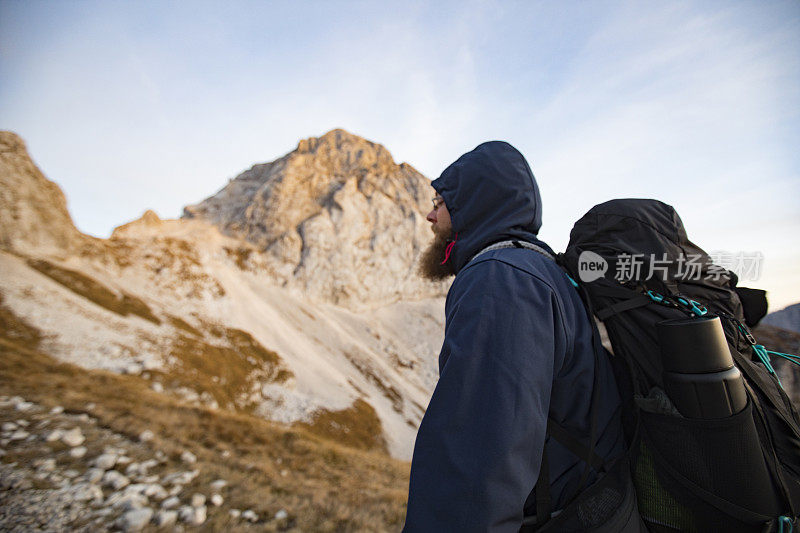 一个成年人在欧洲阿尔卑斯山的清晨徒步旅行