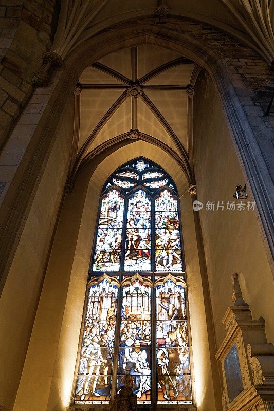 圣吉尔斯大教堂的彩色玻璃