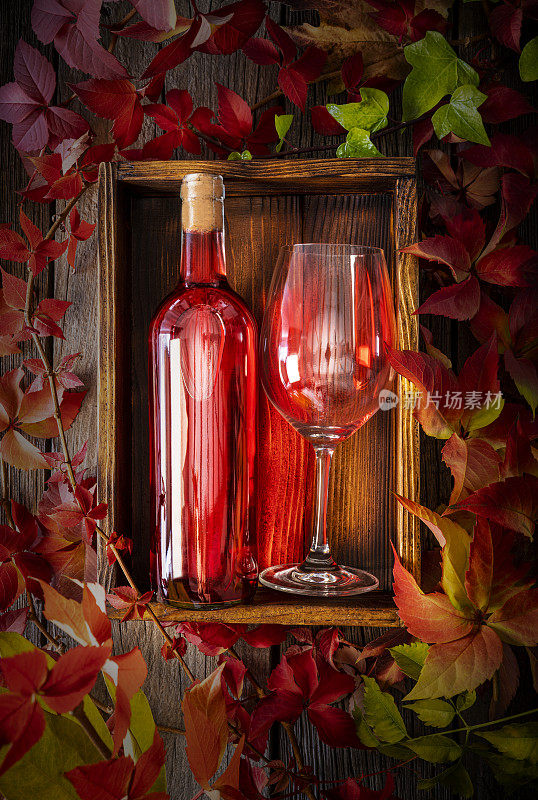 秋季木箱里的红酒杯和酒瓶
