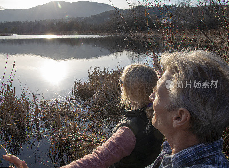 清晨，一对成熟的夫妇向湖对岸眺望