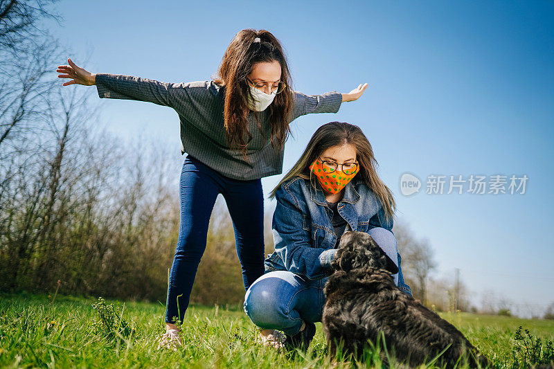 戴着防护口罩的女性在大自然中