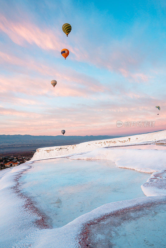 丹尼兹利Pamukkale，日出时石灰华池、石灰石梯田中的热气球