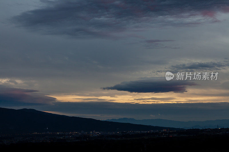 云彩和阳光白天的背景。