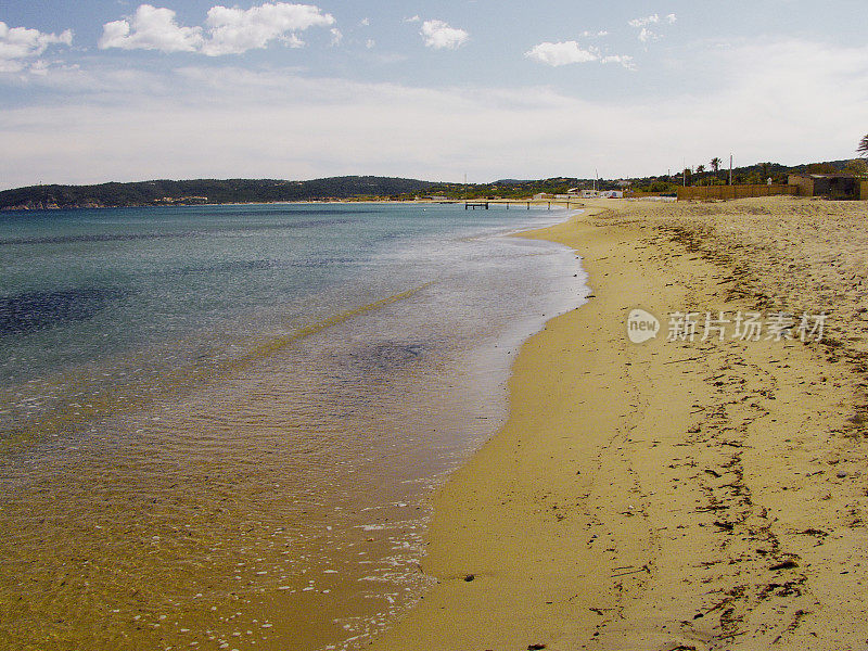 圣特罗佩瓦尔普罗旺斯海岸南部法国-世界著名的旅游胜地和度假胜地在一个温暖阳光明媚的夏日。大溪地海滩广场。