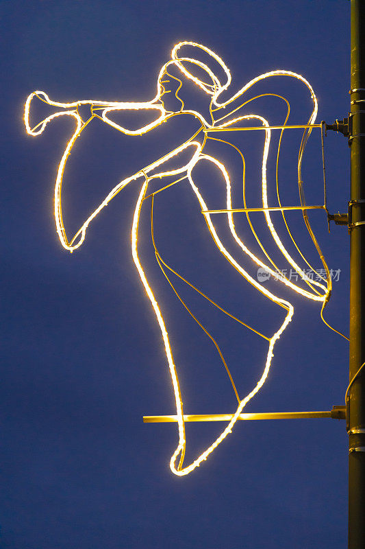 圣诞天使路灯装饰在城市街道晚上。