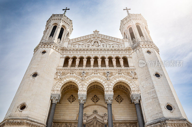 在一个阳光明媚的夏天，在法国城市里昂，长方形圣母院的正面视图