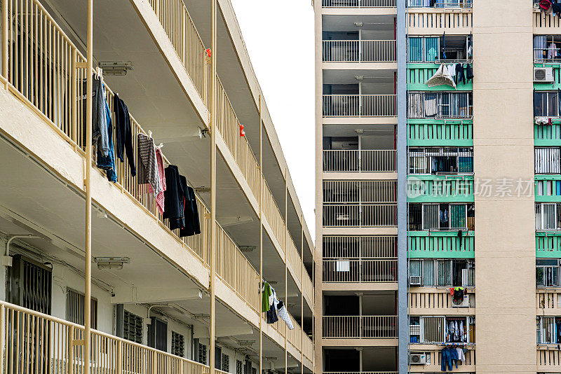 香港拥挤的大楼里有衣服