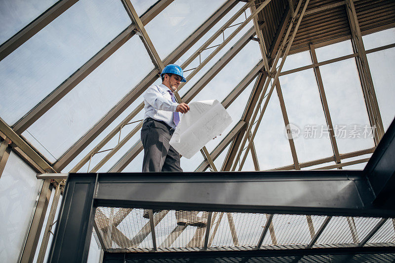 从事建筑设计的高级建筑师