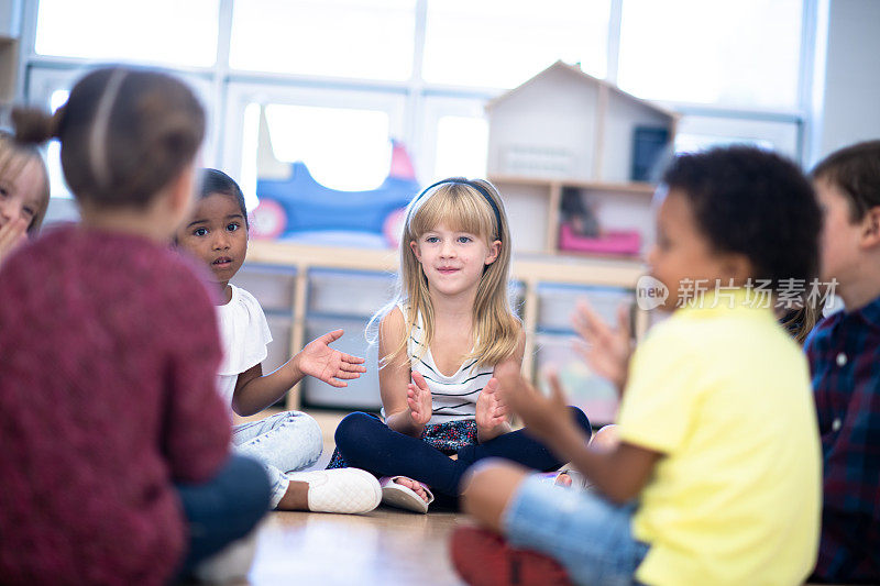 幼儿园班级唱歌和拍手在圆圈时间库存照片