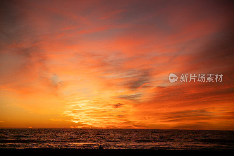 海上多彩的日落