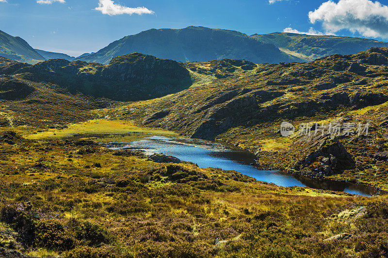 英国乡村的湖景