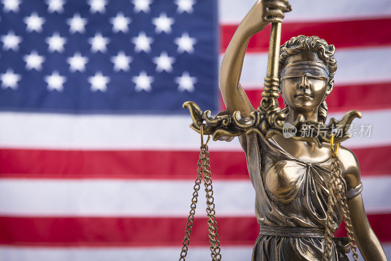 正义女神忒弥斯或正义女神的雕像，蒙着眼睛的正义女神对抗着美国国旗，作为一个法律概念