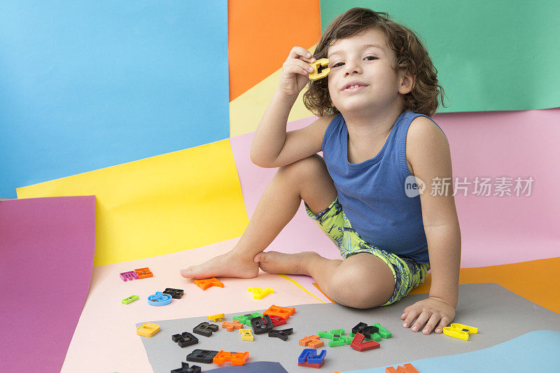 小男孩在玩彩色字母