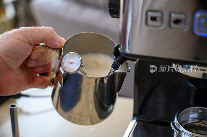 用咖啡机自制卡布奇诺咖啡