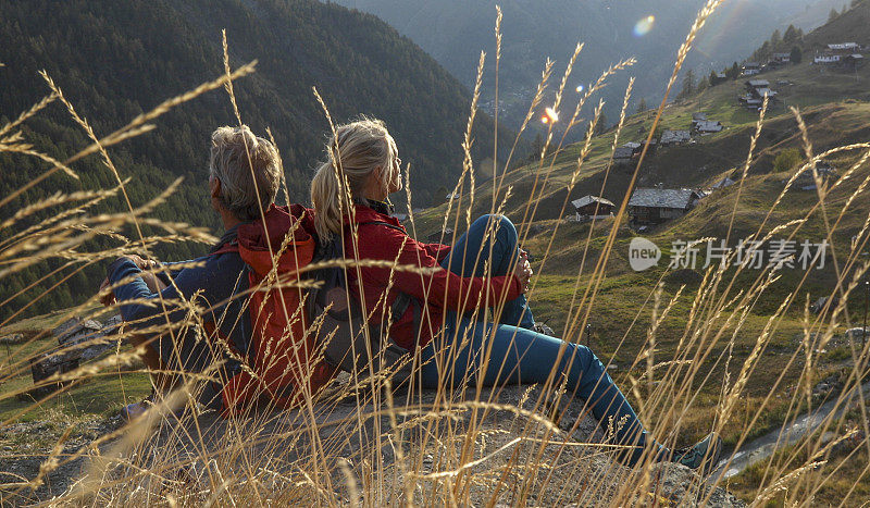 徒步旅行的情侣在高山环境中放松