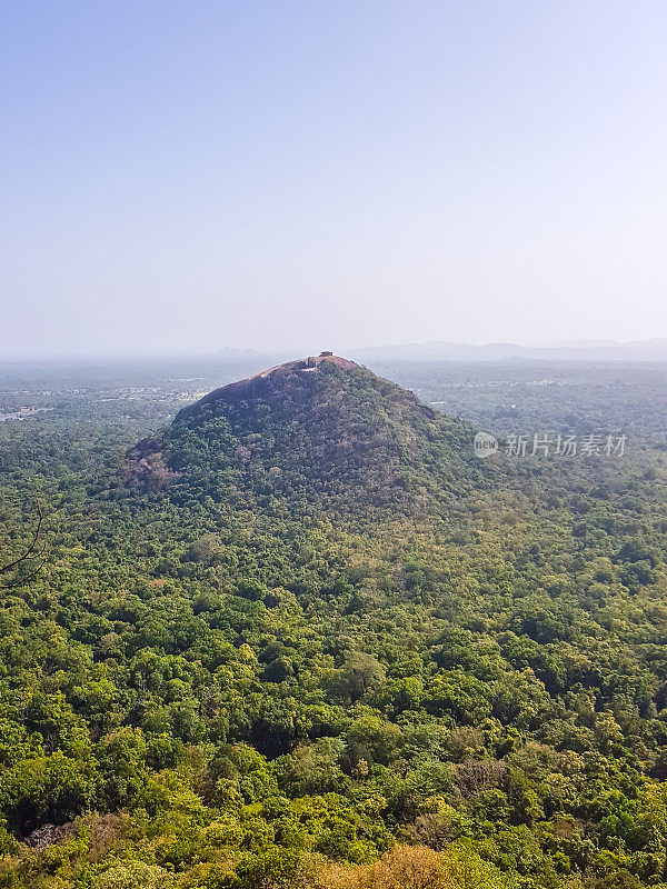 从斯里兰卡的Sigiriya狮子岩看雨林和Pidurangala岩