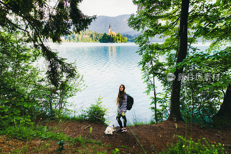 女人旅行者探索风景优美的湖在朱利安阿尔卑斯山，斯洛文尼亚