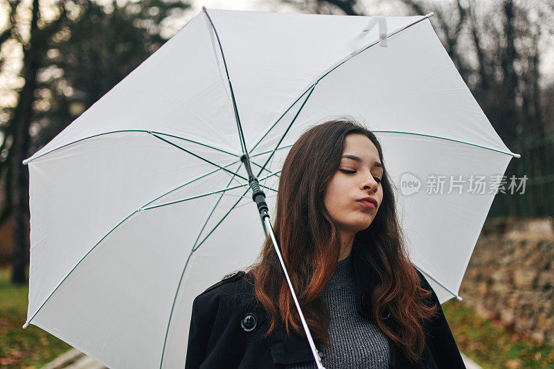 美丽的年轻女子享受着雨天