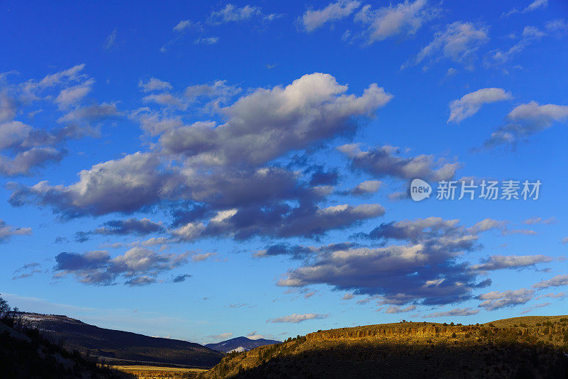 云和蓝天峡谷景观