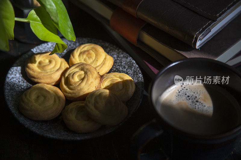 在家烤饼干和喝咖啡