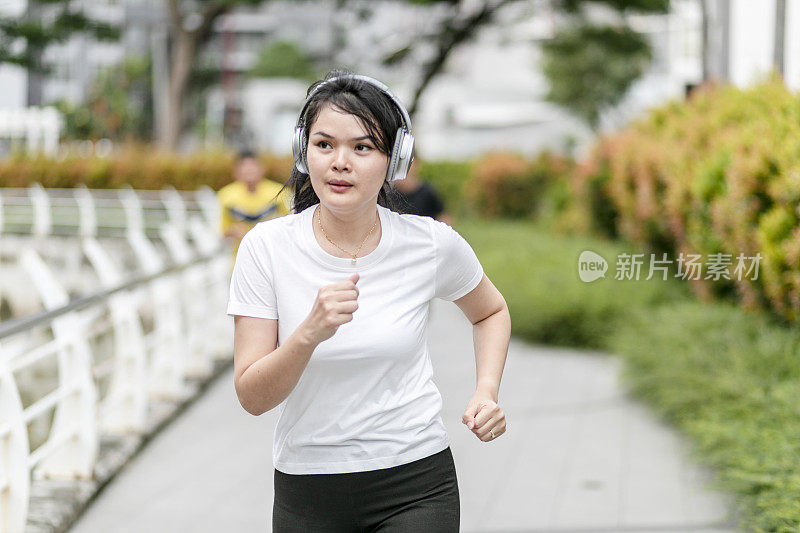 一个年轻女子在公园里跑步和锻炼