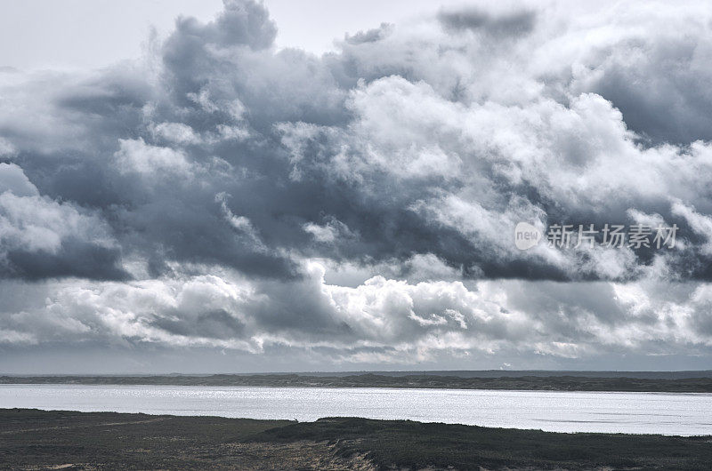 暴风雨的天空，海湾的水和云在黑暗的戏剧性的天空