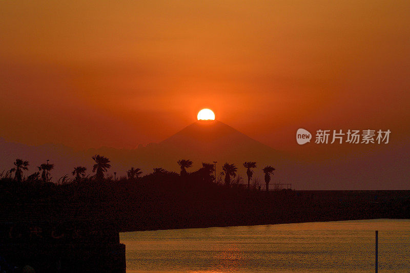 神奈川县三浦半岛富士山上的日落