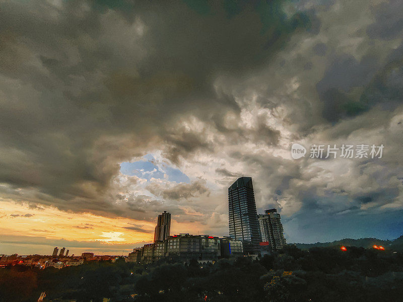 日落在damansara，花瓣jaya热带气候雨前