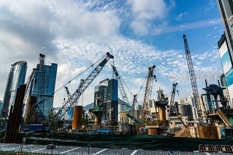 香港一建筑工地上的起重机