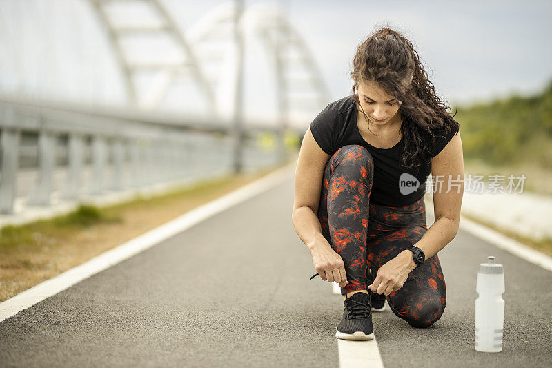 跪着系鞋带的女人