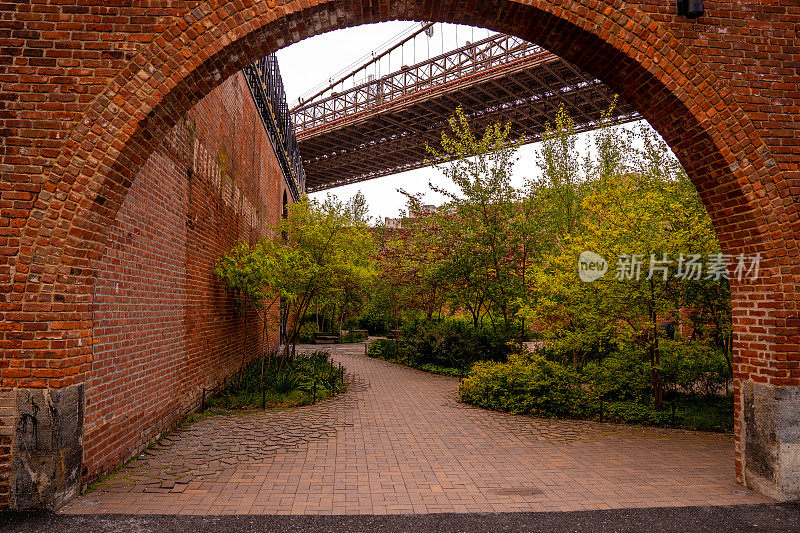 砖砌大门，从公园可以看到布鲁克林大桥。