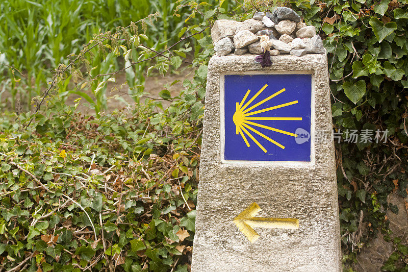 圣地亚哥卡米诺里程碑，朝圣者扇贝壳，黄色箭头标志。